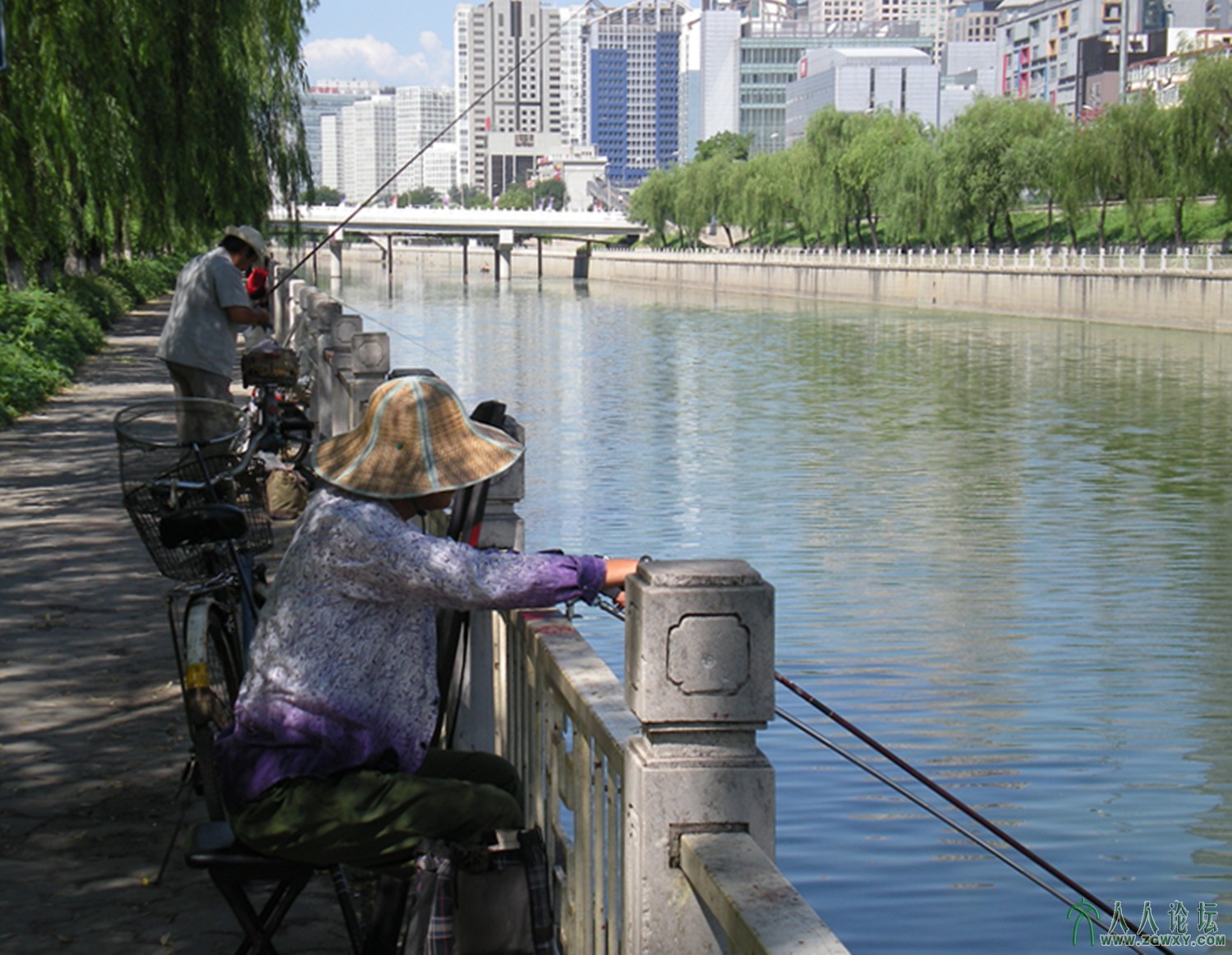 《白云蓝天垂钓京城》.光辉桥畔一景.jpg