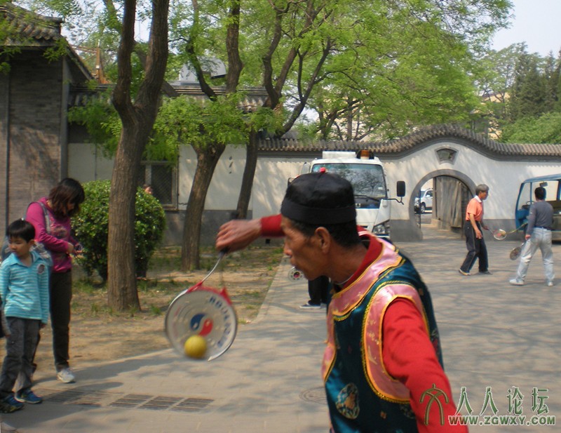北京遗老：玩起了时尚柔力球..jpg