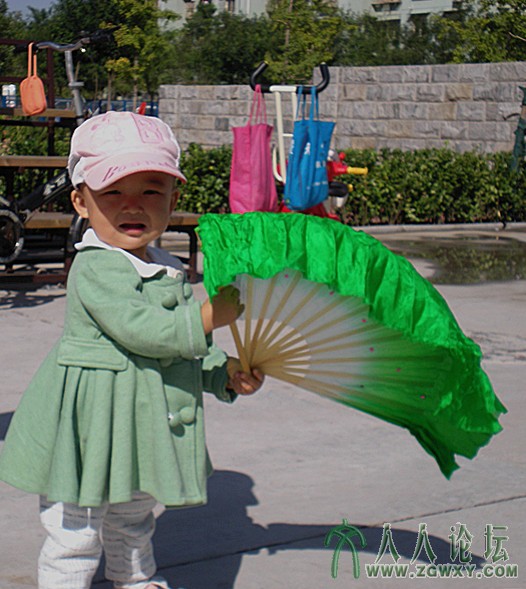 初秋。小女孩，大扇扇，一本正经轧闹猛。奶奶来个“大亮相”，她也跟着弄乖张，！小宝.jpg