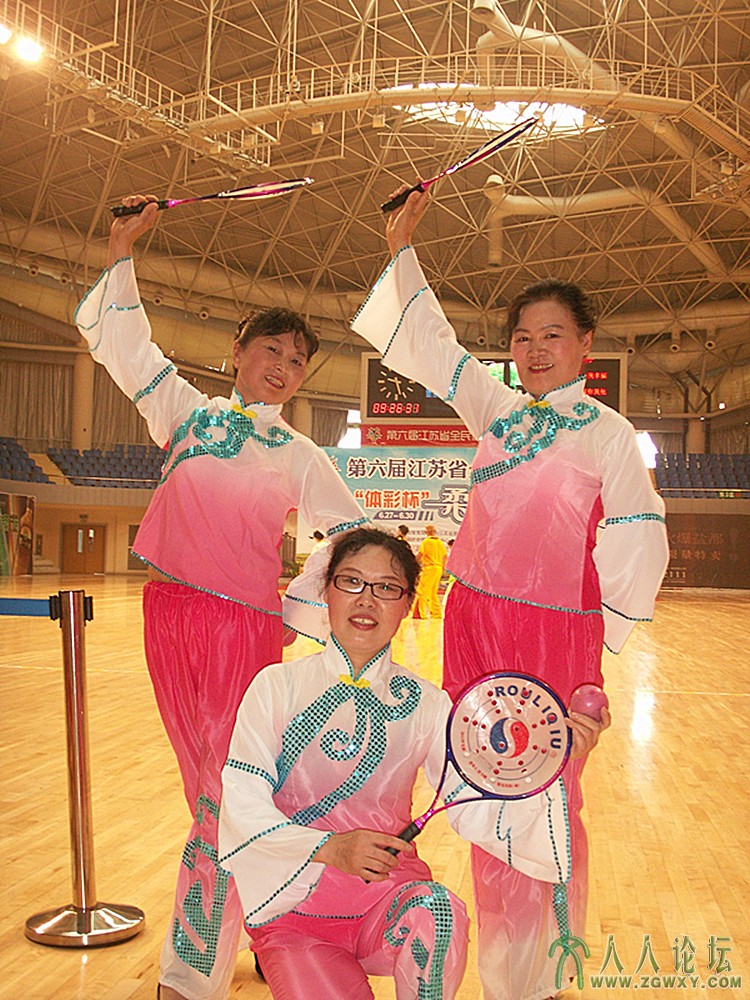 日前在盐城举行的柔力球省赛上，常熟市柔力球队代表苏州市比赛，在自选套路完成后，几.jpg