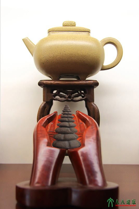 《茶塔飘香》双手捧着茶塔好似要沏一壶，茶香四溢。
