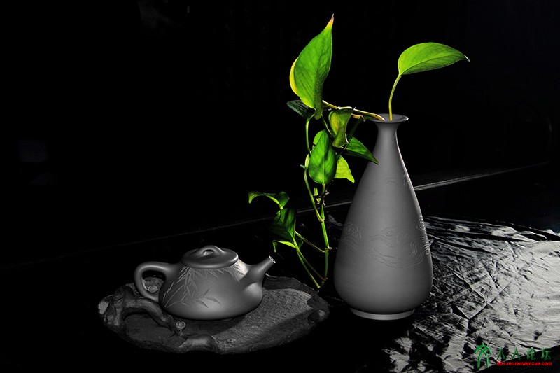 《翠华物语》墨色茶具翠植点缀，好似香茶在默默的诉说。