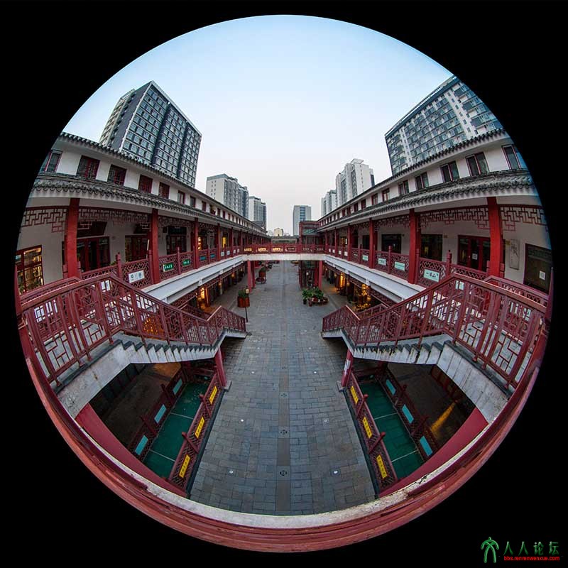 《镜观长街》鱼眼镜头拍摄，突显商街之美。