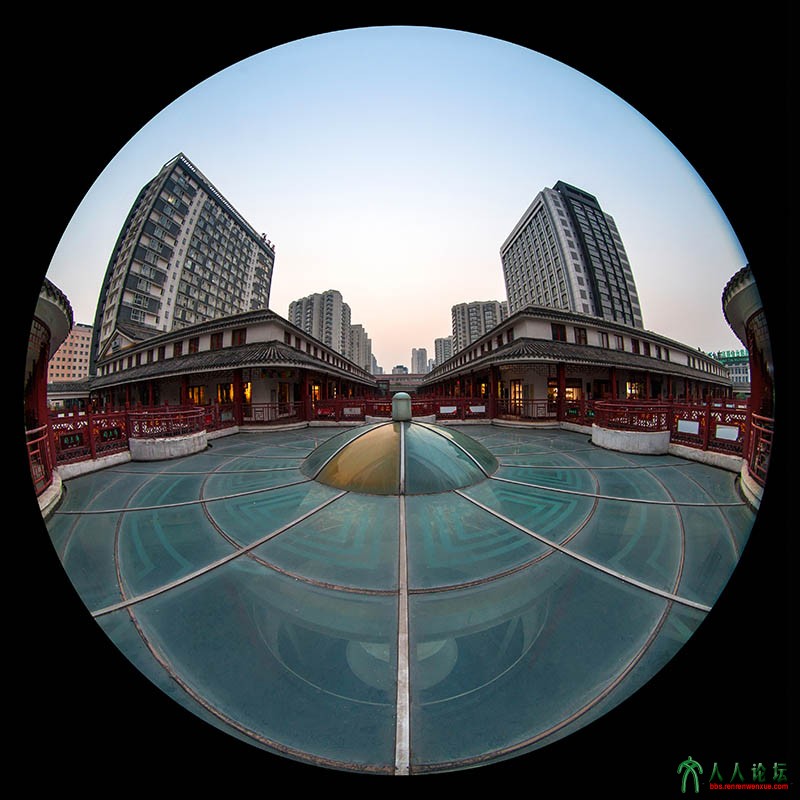 《廊顶相映》鱼眼拍摄，加大场景突显廊顶和二层商廊的呼映。