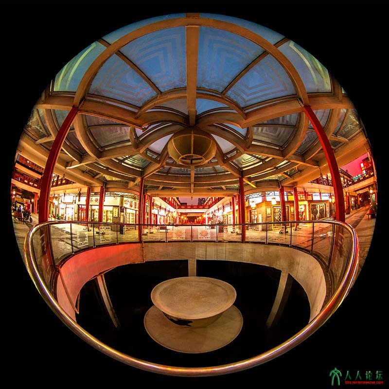 《商街夜色》组3鱼眼拍摄，夸张的视角多角度表现商街夜色的靚丽。