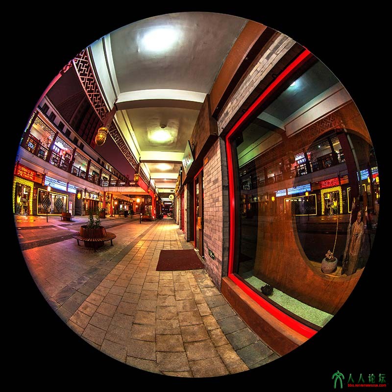 《商街夜色》组4鱼眼拍摄，夸张的视角多角度表现商街夜色的靚丽。