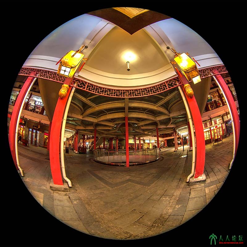 《商街夜色》组5鱼眼拍摄，夸张的视角多角度表现商街夜色的靚丽。