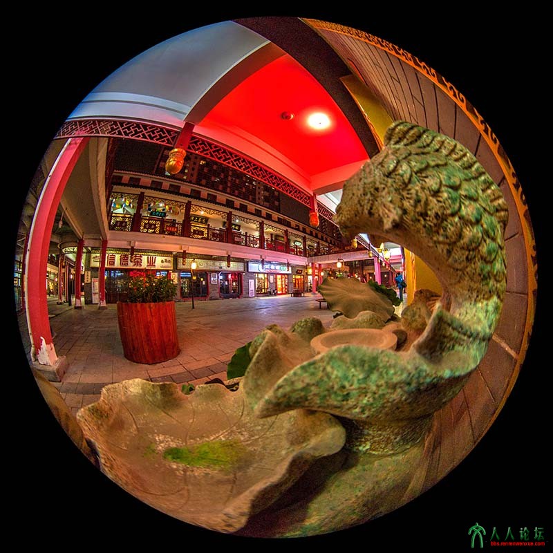 《商街夜色》组6鱼眼拍摄，夸张的视角多角度表现商街夜色的靚丽。
