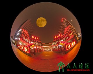 夜晚的灯光给这里披上了一层红色的面纱。