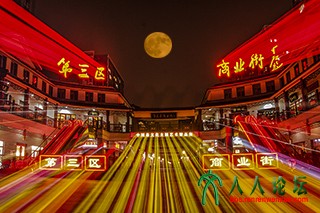 拉伸镜头后出现的效果。