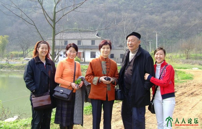 8、沈默君夫妇与弟子瑞娴在江南.jpg
