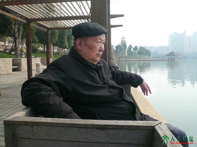10、老年沈默君常坐在湖边沉思，最后也是在这个湖边去世。弟子瑞娴摄下这一瞬间…….JPG