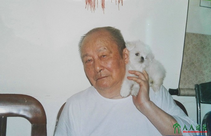 9、与爱犬多多，这条狗陪伴了他十八年.jpg