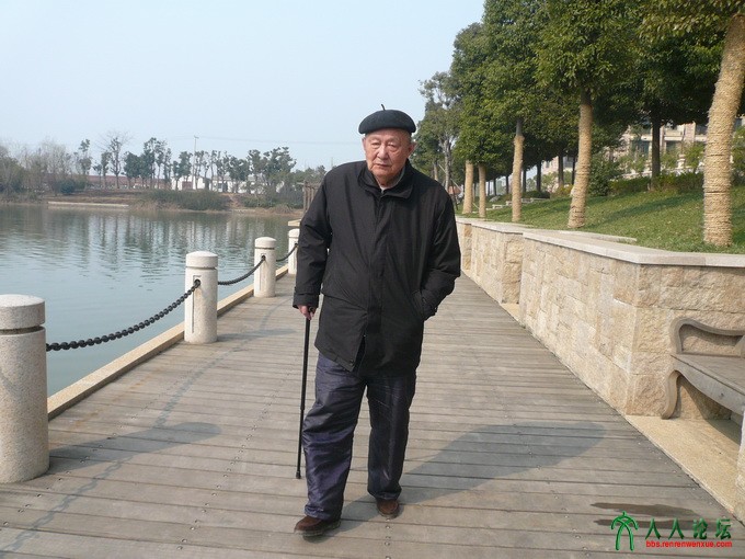 11、2007年，湖边漫步，瑞娴摄.JPG