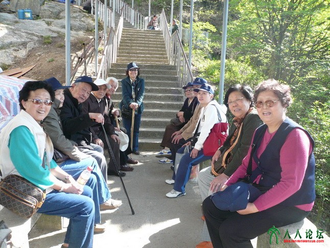 6、2007年，83岁的沈默君邀请老部下们登上了黄山.JPG